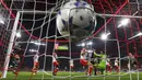 Gelandang Manchester United, Casemiro (tengah) mencetak gol ketiga timnya ke gaewang Bayern Munchen pada laga matchday pertama Grup A Liga Champions 2023/2024 di Allianz Arena, Munich, Kamis (21/9/2023) dini hari WIB. (dpa via AP Photo/Tom Weller)