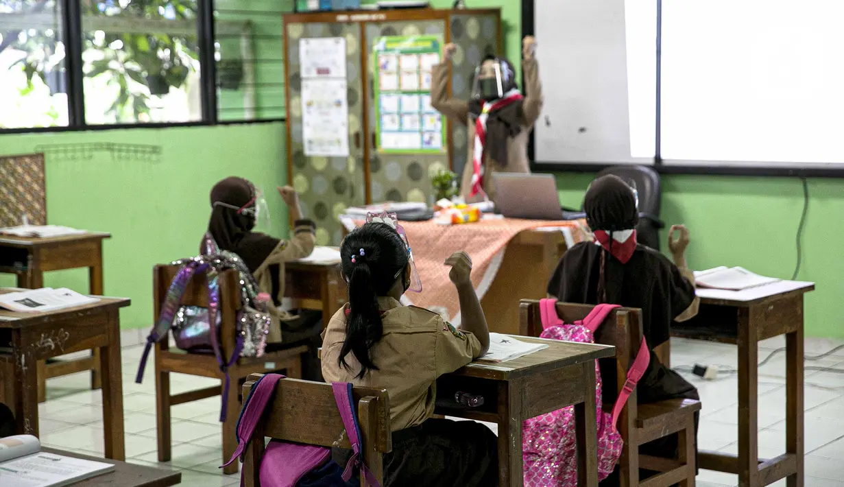 Suasana hari pertama uji coba Pembelajaran Tatap Muka (PTM) di SDN Kenari 08 Pagi, Jakarta, Rabu (7/4/2021). Skema yang akan diterapkan adalah pembelajaran tatap muka secara bergantian di dalam ruangan maksimum 50 persen dari kapasitas ruangan. (Liputan6.com/Faizal Fanani)