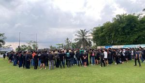 Suporter PSS Sleman terus mengobarkan semangat tim kesayangan mereka jelang laga krusial menghadapi PSIS Semarang pada pekan ke-27 Pegadaian Championship 2025/2026. (Bola.com/Ana Dewi)