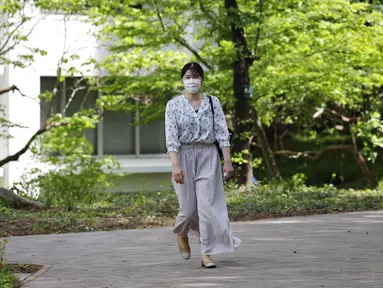 Putri Jepang Aiko, putri Kaisar Naruhito dan Permaisuri Masako, berjalan untuk menghadiri kelas di Universitas Gakushuin di Tokyo, Rabu, 12 April 2023. (Issei Kato/Pool Photo via AP)