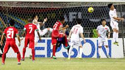 Pemain Timnas Indonesia, Hansamu Yama Pranata, saat mencetak gol pertama ke gawang Vietnam dalam laga leg pertama semifinal Piala AFF 2016 di Stadion Pakansari, Bogor, Sabtu (3/12/2016). (Bola.com/Peksi Cahyo)