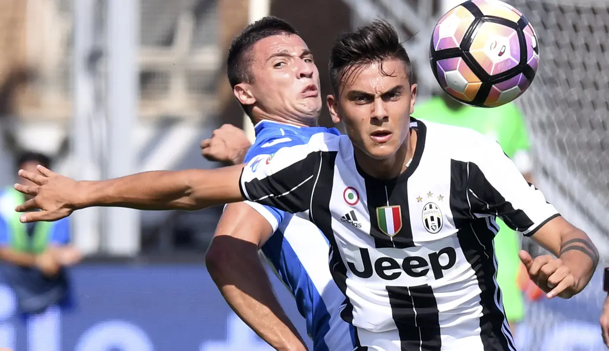 Aksi pemain Juventus, Paulo Dybala saat berduel dengan pemain Empoli, Rade Krunic (kiri) pada lanjutan Serie A Italia di Carlo Castellani Stadium, Empoli (2/10/2016). (REUTERS/ Alberto Lingria)