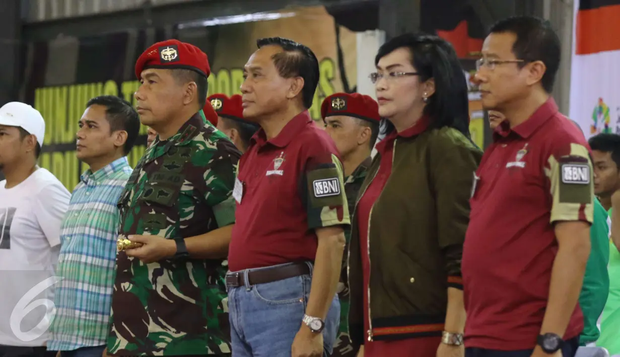 Danjen Madsuni bersama Ketua Umum PBVSI Imam Sudjarwo saat pembukaan Danjen Kopassus-BNI Open Volleyball Tournament di Gedung Nanggala Markas Kopassus, Cijantung, Jakarta (2/4). (Liputan6.com/Helmi Afandi)
