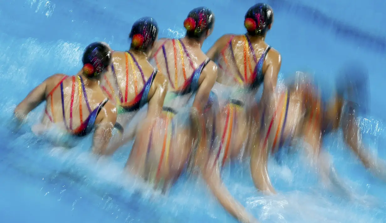 Tim renang indah putri Kanada beraksi di nomor team free final renang indah Kejuaraan Dunia Akuatik 2015 di Kazan, Rusia. (31/7/2015). (Reuters/Michael Dalder)