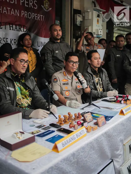 Kabid Humas Polda Metro Jaya Kombes Pol Argo Yuwono (tengah) memberi keterangan kasus sindikat kejahatan properti saat rilis di Jakarta, Jumat (9/8/2019). Subdit 2 Harda Ditreskrimum Polda Metro Jaya menangkap tiga tersangka dalam kasus ini. (Liputan6.com/Faizal Fanani)