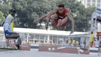 Atlet lompat jauh DKI Jakarta, Noval, melakukan lompatan saat kejurnas atletik di Stadion Madya, Senayan, Jakarta, Rabu (9/5/2018). Noval berhasil menjadi juara dengan loncatan sejauh 7,14 Meter. (Bola.com/M Iqbal Ichsan)
