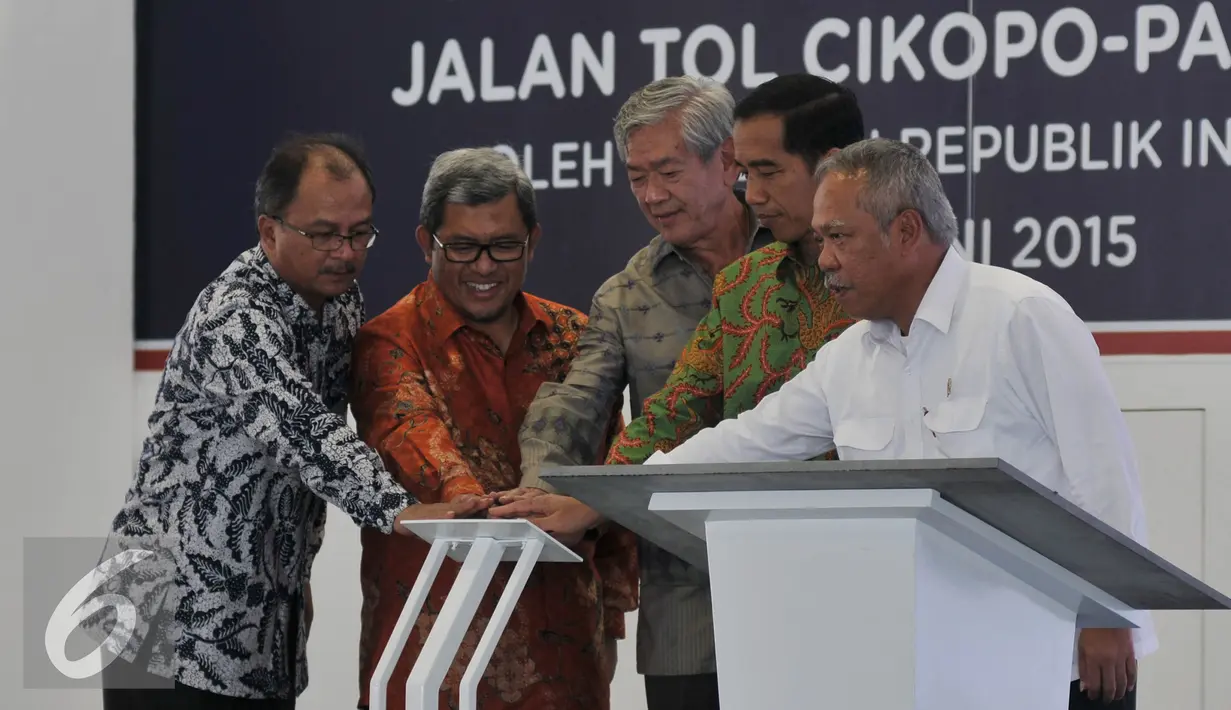 Presiden Joko Widodo (kedua kanan) didampingi Menteri Pekerjaan Umum dan Perumahan Rakyat (PUPR) Basuki Hadimuljono  (kanan) meresmikan pengoperasian jalan tol Cikopo-Palimanan, Jawa Barat, Sabtu (13/6/2015). (Liputan6.com/Johan Tallo)