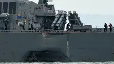 Lambung kiri kapal perang USS John S. McCain usai tabrakan dengan kapal tanker Alnic MC berbendera Liberia di Selat Malaka, sebelah timur Singapura, (21/8). Sepuluh pelaut hilang dan lima lainnya terluka akibat kejadian ini. (AFP Photo/Roslan Rahman)