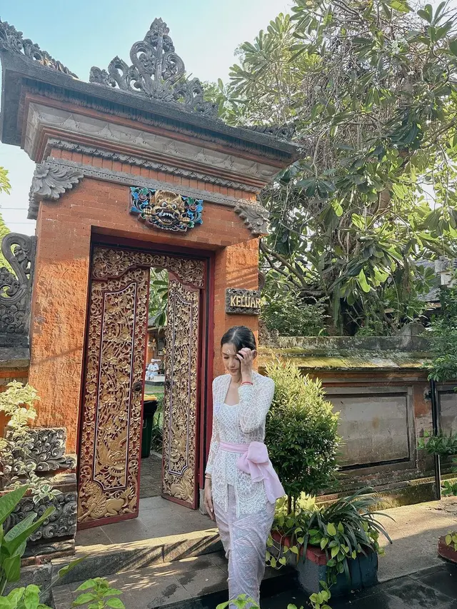 Inspirasi Mix and Match Kebaya Putih yang Stylish dari Raline Shah, Syifa Hadju hingga Putri Marino, Mana yang Jadi Favoritmu?