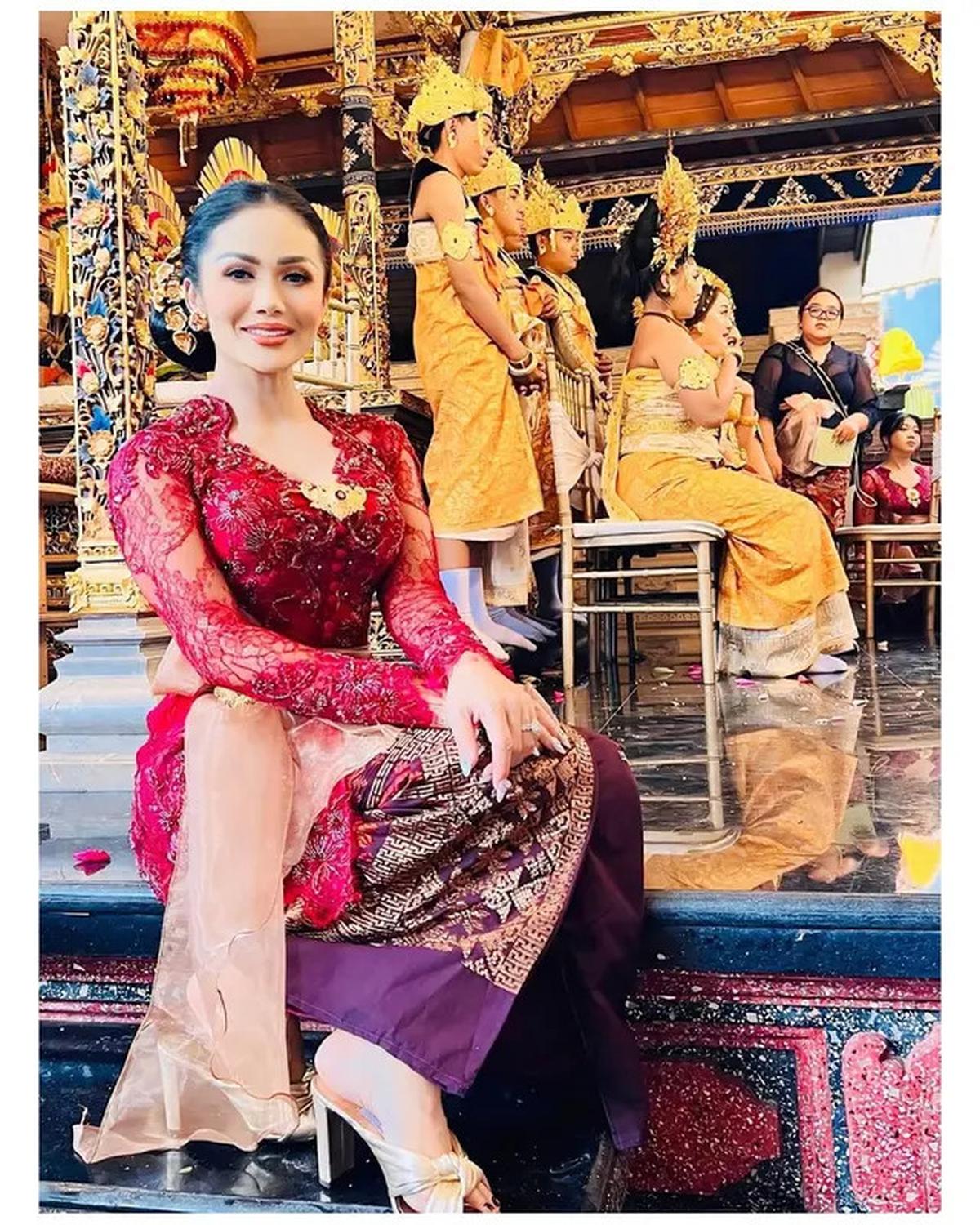 7 Pesona Krisdayanti Kenakan Kebaya Bali Brokat Merah di Nikahan Kakak Sarah Menzel