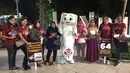 Para pengunjung yang tengah menikmati suasana malam di Taman Bungkul pun tak mau ketinggalan untuk berpose bersama La'eeb sang maskot Piala Dunia 2022 Qatar. (Procomm Surya Citra Media)