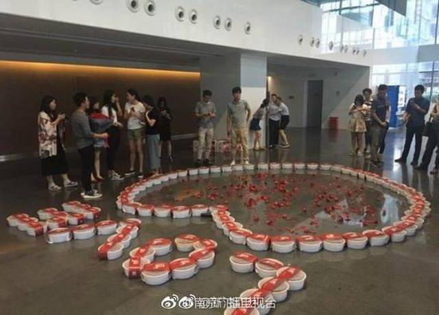 Pria melamar kekasihnya dengan memberi makanan kesukaan kekasih | Copyright by shanghaiist.com