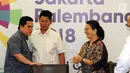 Ketua KOI, Erick Thohir (kiri) usai mengikuti rapat dengan CdM SEA Games 2017 dan Satlak Prima serta Manager Cabor di Jakarta, Senin (3/7). Rapat membahas persiapan pengiriman atlet Sea Games 2017 Kuala Lumpur. (Liputan6.com/Helmi Fithriansyah)