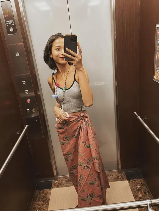 Aksesori pemanis seperti kalung juga akan jadi sentuhan penyempurna gaya yang menjanjikan. Pilihan kalung dengan nuansa playful menjadi daya tarik tersendiri yang tak boleh terlewatkan untuk dicoba.  (Foto: Instagram/ Putri Marino).
