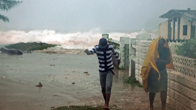 Badai Gilbert memporak prandakan Jamaika pada 1988 (AP/Collin Reid)