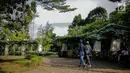 Sejumlah warga berekreasi di Taman Tabebuya, Jagakarsa, Jakarta, Kamis (14/3). Dinas Kehutanan DKI Jakarta menganggarkan Rp 130 miliar untuk membangun 53 Taman Maju Bersama (TMB) di tahun 2019. (Liputan6.com/Faizal Fanani)