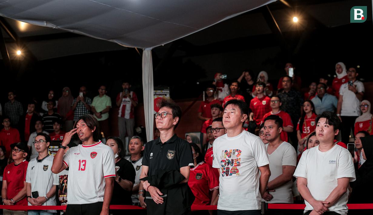 Mantan pelatih Timnas Indonesia, Shin Tae-yong (kedua kanan) menyanyikan lagu Indonesia Pusaka setelah nonton bareng laga lanjutan Putaran Ketiga Kualifikasi Piala Dunia 2026 melawan Australia di daerah sekitar Setiabudi, Jakarta Pusat, Kamis (20/03/2025) sore WIB. (Bola.com/Bagaskara Lazuardi)