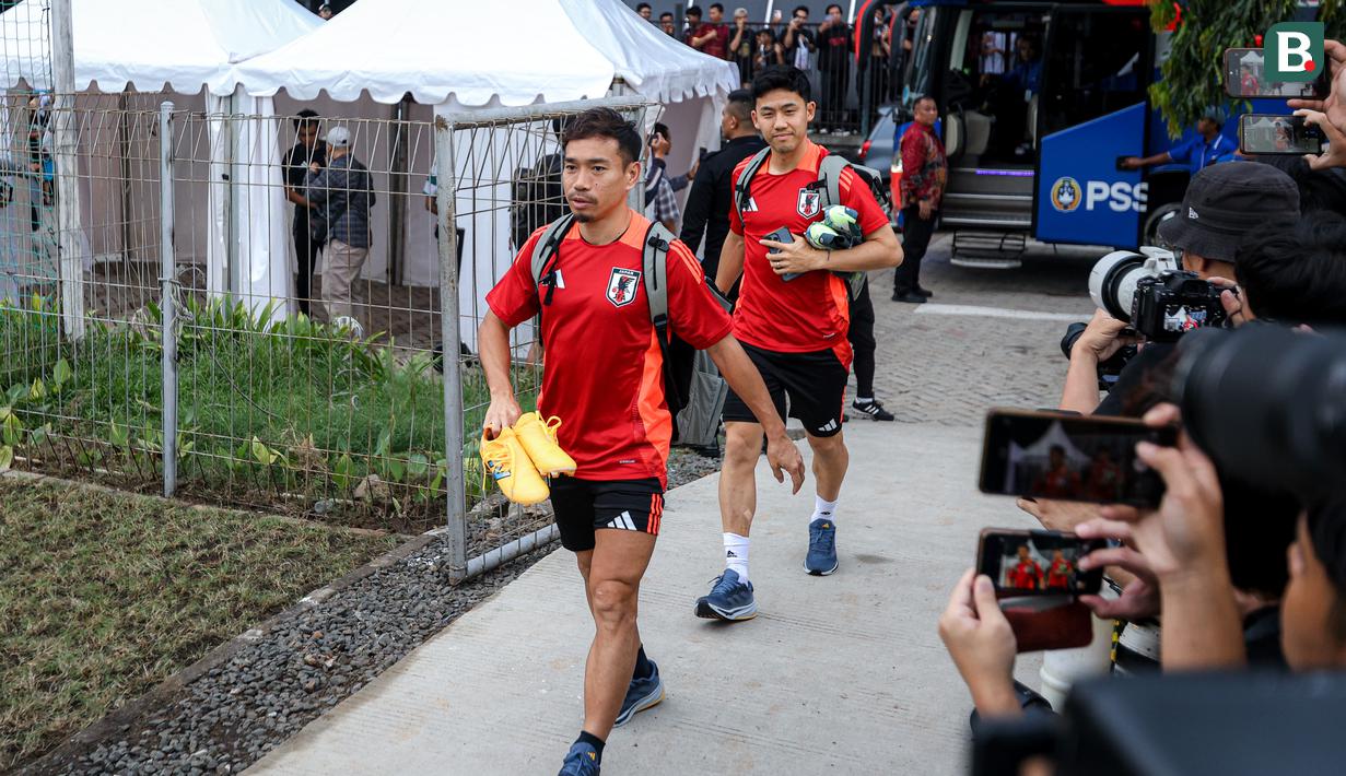<p>Pemain Timnas Jepang, Yuto Nagatomo (kiri) dan Wataru Endo keluar dari bus saat akan mengikuti sesi latihan menjelang laga lanjutan putaran ketiga Kualifikasi Piala Dunia 2026 melawan Timnas Indonesia yang berlangsung di Lapangan A, Kompleks Stadion Utama Gelora Bung Karno (SUGBK), Senayan, Jakarta, Rabu (13/11/2024). (Bola.com/Bagaskara Lazuardi)</p>