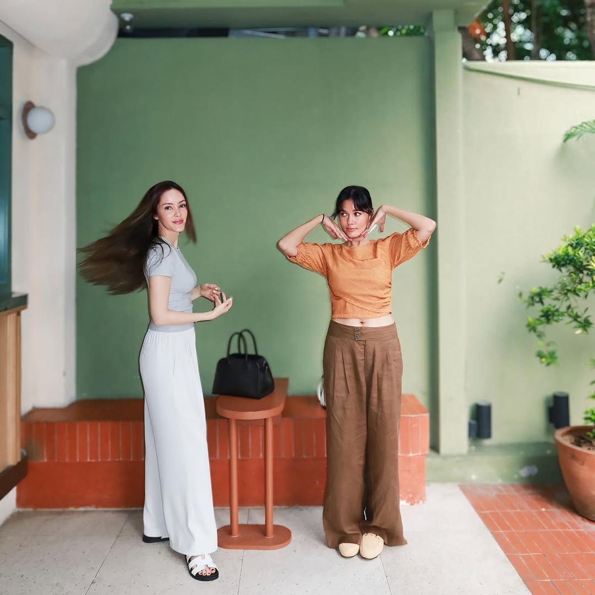 Potret Duo Cantik Cathy Sharon dan Titi Radjo Padmaja, Kompak dengan Gaya yang Berbeda