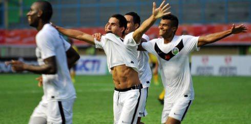 Murilo Ribeiro De Almeida (kedua dari kiri). (AFP PHOTO/Bay ISMOYO)