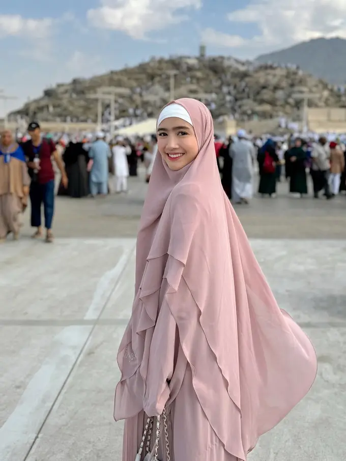 Gaya Manis nan Santun Febby Rastanty Nostalgia Saat Umroh, Jinjing Tas Chanel Rp99 Jutaan