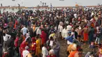 Umat Hindu memadati Sangam, pertemuan tiga sungai-Sungai Gangga, Yamuna dan Saraswati untuk mandi ritual selama festival Makar Sankranti yang jatuh selama pekan raya tradisional tahunan festival Magh Mela, di Prayagraj, India (14/1/2022). (AP Photo/Rajesh Kumar Singh)