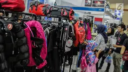 Pengunjung melihat-lihat aneka barang dalam pameran Deep and Extreme Indonesia (DXI) 2019 di Jakarta, Kamis (4/4). Ini merupakan tahun ke-13 penyelenggaraan Deep and Extreme Indonesia. (Liputan6.com/Faizal Fanani)