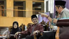Akris Dude Herlino dan Astri Ivo saat menghadiri Peringatan Nuzulul Quran dengan tema ‘Masuk Syurga Sekeluarga’ di Masjid Istiqlal, Jakarta, Jumat (3/7/2015). Dalam acara tersebut diluncurkan “Gerakan Jakarta Mengaji”. (Liputan6.com/Helmi Afandi)