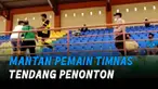 Meski sudah dilerai oleh polisi yang berjaga, Saktiawan masih mencoba menyerang penonton itu.