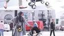 Momen ibu dan anak saat melakukan 'travelling' ini sangatlah manis. Sebagai ibu yang pintar, Shireen memakai stroller untuk memudahkan si kecil ikut berjalan-jalan. (via instagram/@shireensungkar)