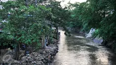 Relokasi warga bantaran sungai Ciliwung akan dilakukan secara bertahap karena rumah susun (rusun) masih dalam tahap pembangunan, Jakarta, Rabu (18/5/2016). Ada sekitar 50 ribu warga bantaran Ciliwung yang harus direlokasi. (Liputan6.com/Yoppy Renato)