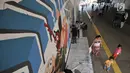 Pejalan kaki saat melintasi mural Wajah Baru Jakarta di terowongan Jalan Kendal, Jakarta, Kamis (20/6/2019). Mural tersebut dibuat dalam rangka menyambut HUT ke-492 DKI Jakarta sekaligus mempercantik lingkungan. (merdeka.com/Iqbal S. Nugroho)
