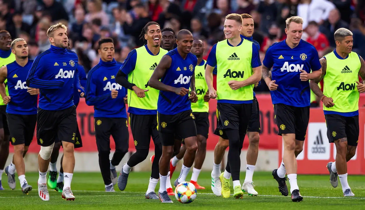 Pemain Manchester United melakukan pemanasan saat mengikuti sesi latihan jelang pertandingan tur pramusim melawan Perth Glory di Stadion Optus di Perth, Australia (11/7/2019). MU dijadwalkan menggelar tur pramusim di Australia, Tiongkok, dan Singapura. (AFP Photo/Tony Ashby)