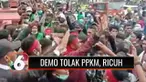 Ratusan mahasiswa berunjuk rasa di depan Kantor Wali Kota menolak pemberlakuan PPKM yang dinilai merugikan rakyat kecil. Aksi yang berawal tertib menjadi ricuh lantaran tak dapat menemui pejabat Pemkot Ambon.
