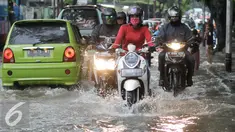 Pengendara motor menerobos genangan air di Pejaten Raya, Jakarta, Selasa (4/10). Akibat curah hujan yang tinggi menyebabkan sejumlah titik di Jakarta tergenang air. (Liputan6.com/Yoppy Renato)