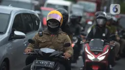 Pengendara sepeda motor melintas di kawasan Jalan Raya Puncak, Bogor, Jawa Barat, Kamis (29/12/2022). Saat malam pergantian tahun, kendaraan dari arah Jakarta yang hendak ke Cianjur atau Bandung via Puncak diimbau untuk menggunakan jalur lain. (merdeka.com/Imam Buhori)