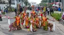 Penari menampilkan tarian daerah saat pagelaran Hari Tari Sedunia di kawasan Taman Fatahillah, Kota Tua, Jakarta, Sabtu (6/5/2023). (Liputan6.com/Angga Yuniar)