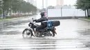Pengendara motor menerjang genangan usai hujan deras akibat Topan Haishen di Changchun, Provinsi Jilin, China, 8 September 2020. Hujan deras yang dipicu Topan Haishen diperkirakan terjadi di sejumlah besar kawasan China timur laut selama dua hari ke depan. (Xinhua/Yan Linyun)