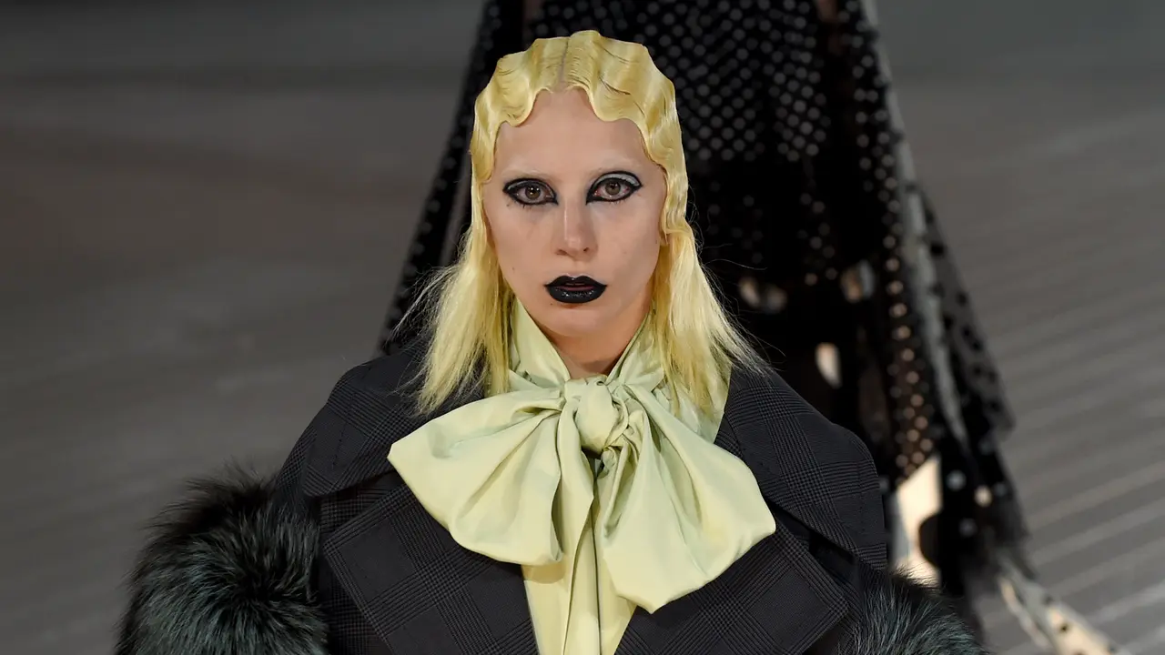 20160218-Tanpa Alis, Lady Gaga Tampil Menyeramkan di Catwalk Marc Jacobs-New York