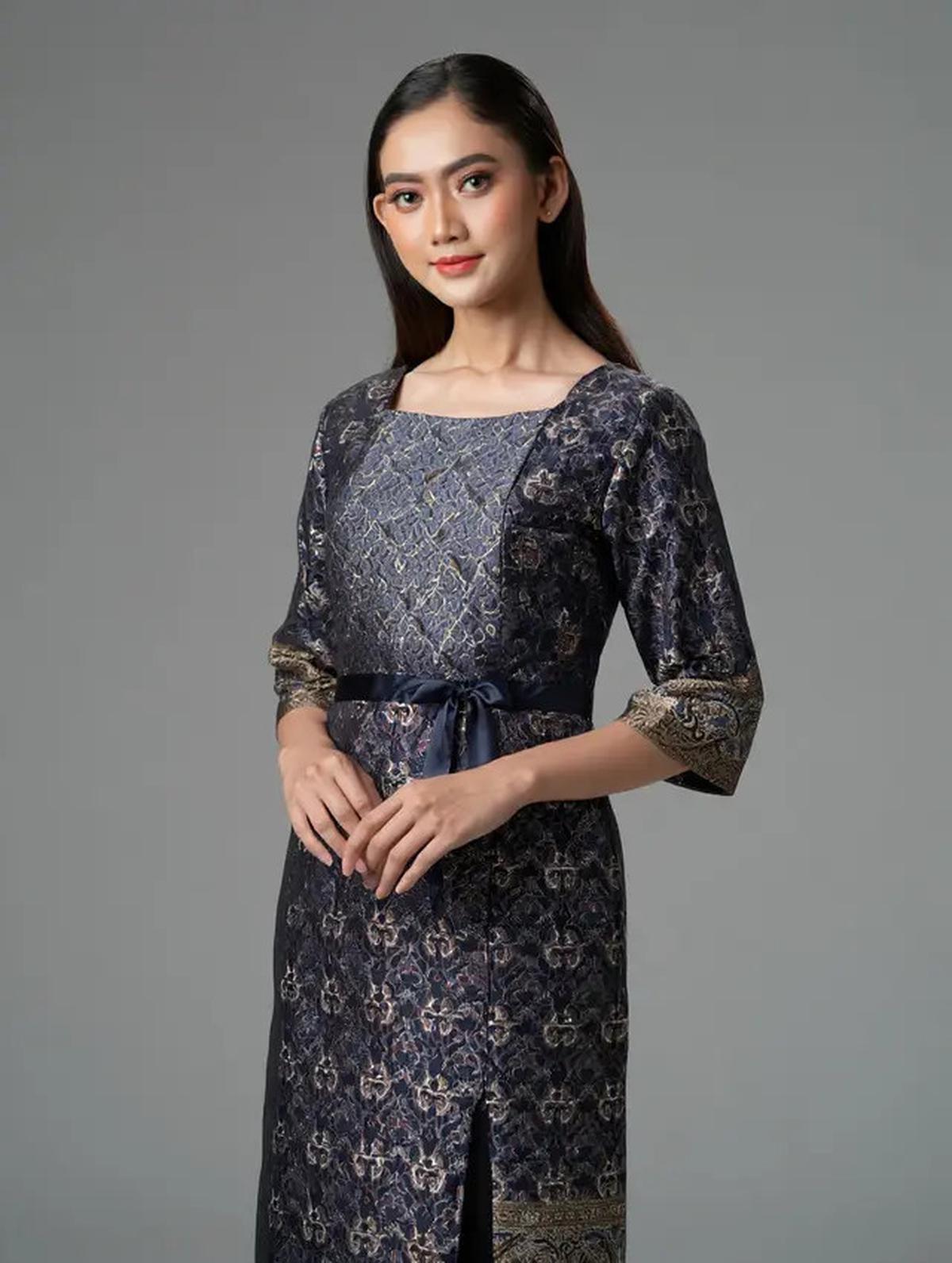 7 Dress Batik Kombinasi Brokat Belah Samping Terbaru 2025 dengan Sentuhan Modern Elegan