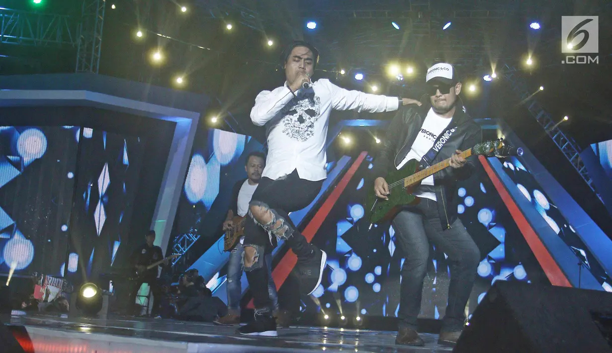 Aksi setia band  saat Konser Gempita 2018 di Pantai karnaval Ancol, Jakarta, Minggu (31/12). Tak hanya dimanja dengan hiburan musik dan pertunjukan budaya, pengunjung juga disuguhkan festival kuliner dan bazar. (Liputan6.com/Herman Zakharia)