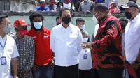 Menteri Kelautan dan Perikanan Sakti Wahyu Trenggono meninjau lokasi pengungsian nelayan yang terdampak kebakaran di permukiman perumahan Kompleks Borobudur Manokwari, Kamis (14/10/2021). (Dok KKP)