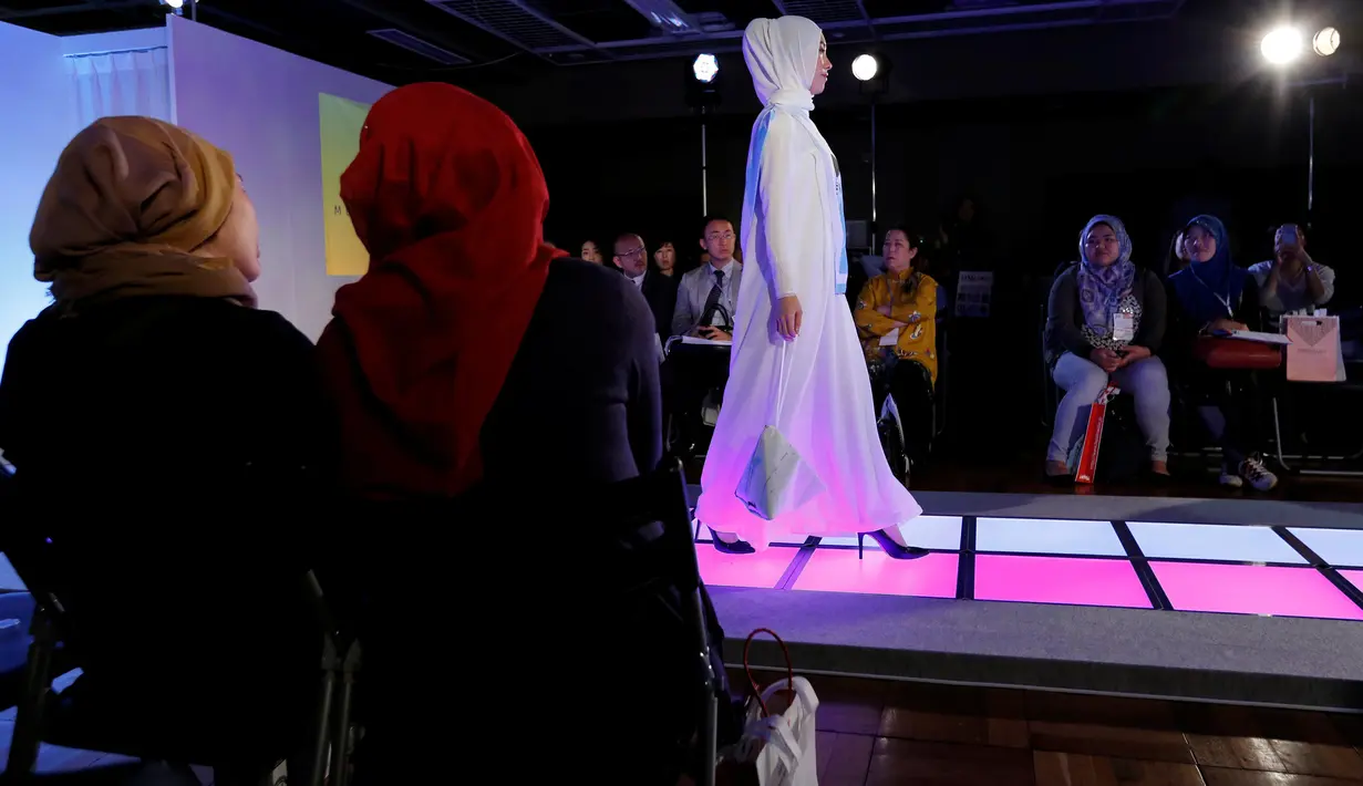 Seorang model membawakan rancangan dari brand Meem Clothings dalam Tokyo Modest Fashion Show di Halal Expo Japan, Tokyo, Selasa (22/11). Menurut penyelenggara ini merupakan peragaan busana perempuan muslim pertama di Jepang. (REUTERS/Toru Hanai)