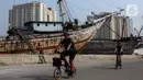 Warga bersepeda di kawasan Pelabuhan Sunda Kelapa, Jakarta, Minggu (23/5/2021). Menteri BUMN Erick Thohir berencana mempercantik kawasan Pelabuhan Sunda Kelapa untuk dijadikan destinasi wisata tempat kapal pesiar bersandar dengan tetap mempertahankan nilai sejarah. (Liputan6.com/JohanTallo)