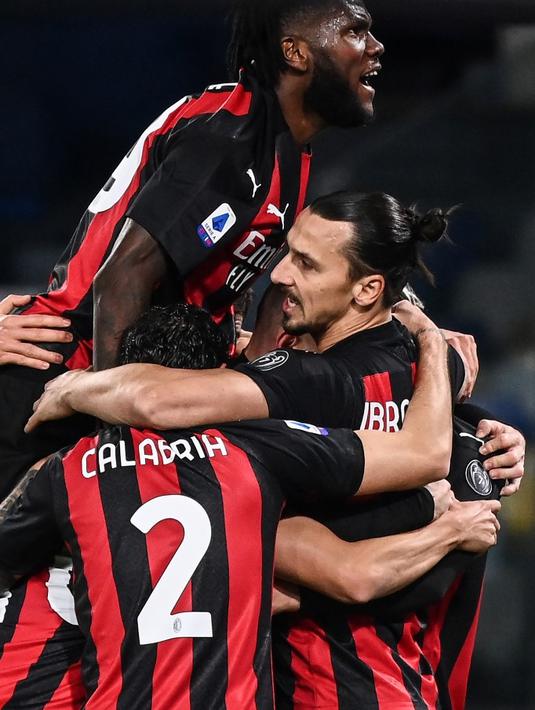 Pemain AC Milan Zlatan Ibrahimovic (kanan) merayakan golnya ke gawang Napoli dengan rekan setimnya pada pertandingan Serie A di Stadion San Paolo, Naples, Italia, Minggu (22/11/2020). Dua gol Ibrahimovic membawa AC Milan menaklukkan Napoli dengan skor 3-1. (ANDREAS SOLARO/AFP)