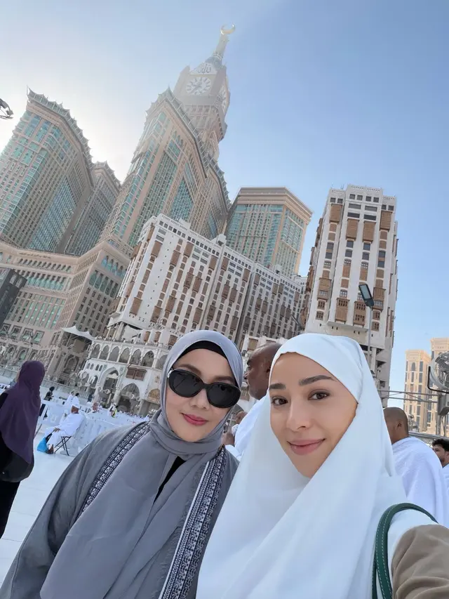7 Potret Nikita Willy Umrah Awal Tahun, Tampil Sederhana Bareng Suami dan Ibu