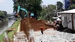 Pekerja mengerjakan pembangunan jalan inspeksi di Bantaran KBB kawasan Thamrin, Jakarta, Selasa (17/3/2015). Pembangunan jalan yang diproyeksikan untuk jalur alternatif bagi warga ini diperkirakan rampung pertengahan 2015. (Liputan6.com/Faizal Fanani)