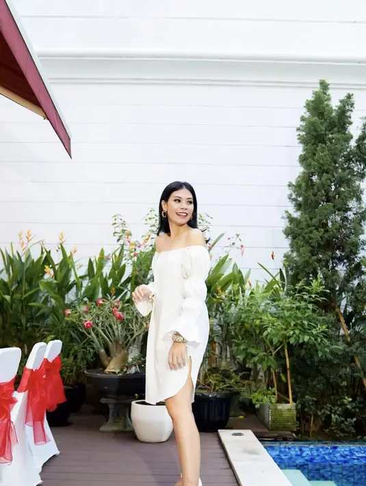 Gayanya begitu sederhana dalam balutan mini dress off-shoulder dengan aksen lengan yang menarik.Ia juga menambahkan aksesori untuk sempurnakan penampilannya. [Foto: Instagram/ Putri Hasibuan]