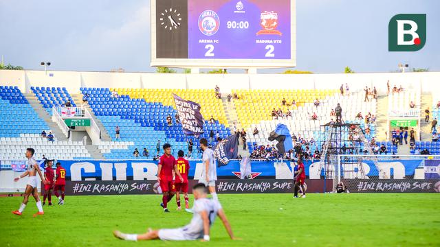 Foto: Aroma Nostalgia dalam Laga Arema FC melawan Madura United di BRI Super League 2025/2026, Derby Jawa Timur Berakhir Imbang