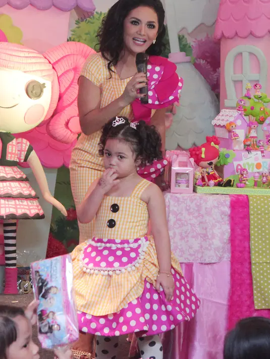  Meski tidak dihadiri oleh Aurel dan Azriel, Krisdayanti tidak terlalu merasa sedih. Karena mereka telah mengucapkan ucapan ulang tahun kepada Amora melalui dirinya. (Galih W. Satria/Bintang.com)